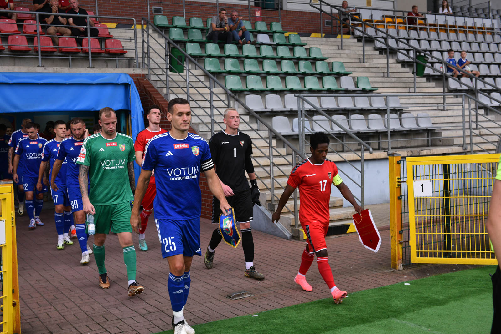 Miedź Legnica triumfuje w meczu po prezentacji
