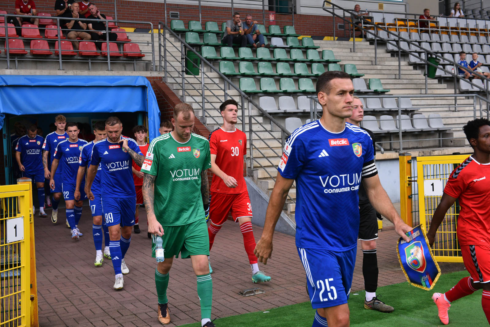 Miedź Legnica triumfuje w meczu po prezentacji
