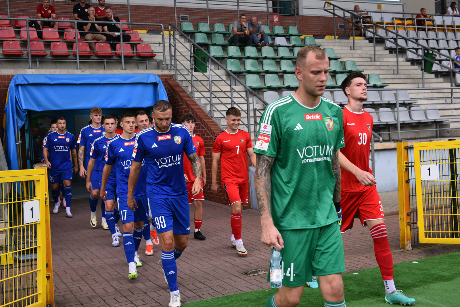 Miedź Legnica triumfuje w meczu po prezentacji
