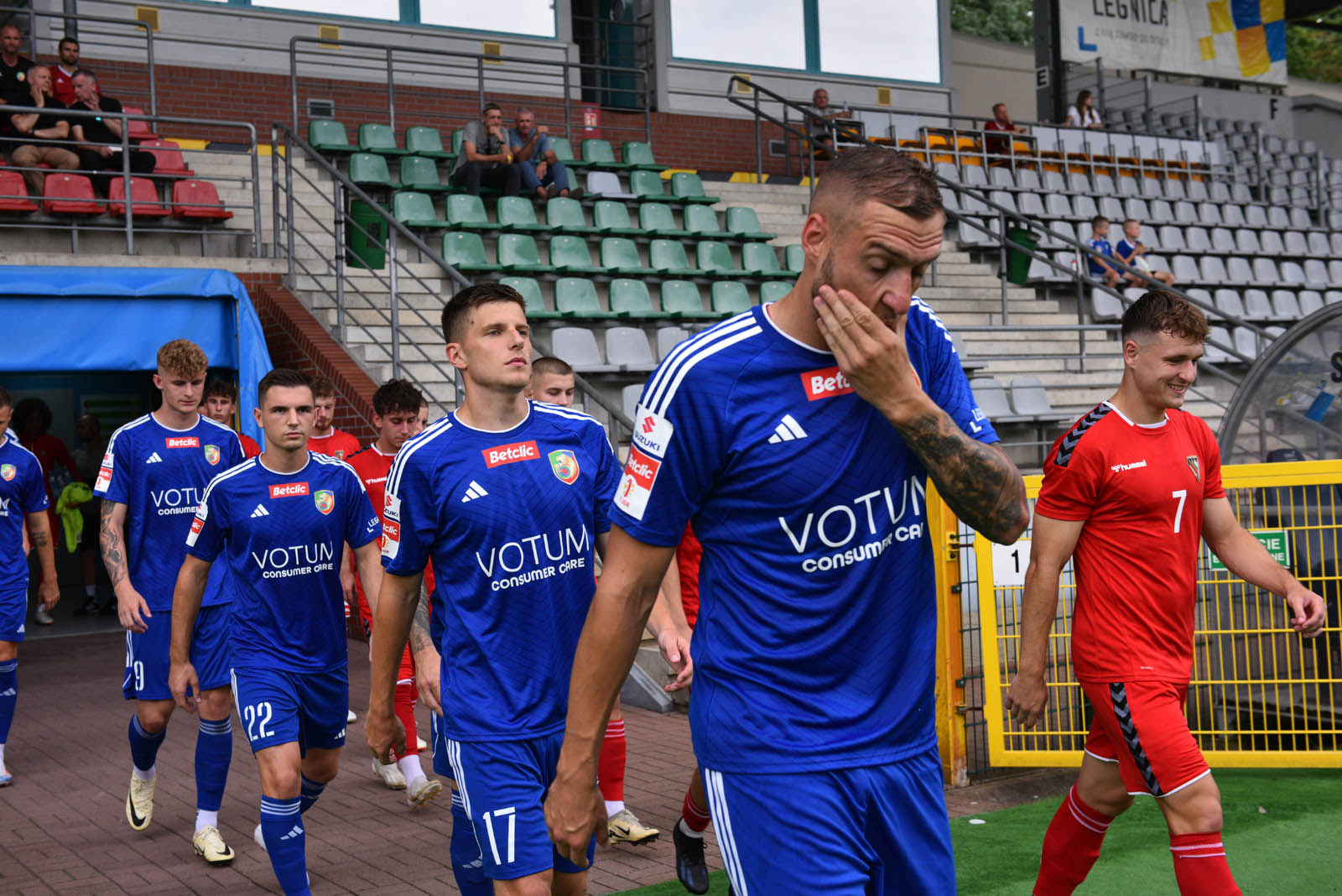 Miedź Legnica triumfuje w meczu po prezentacji
