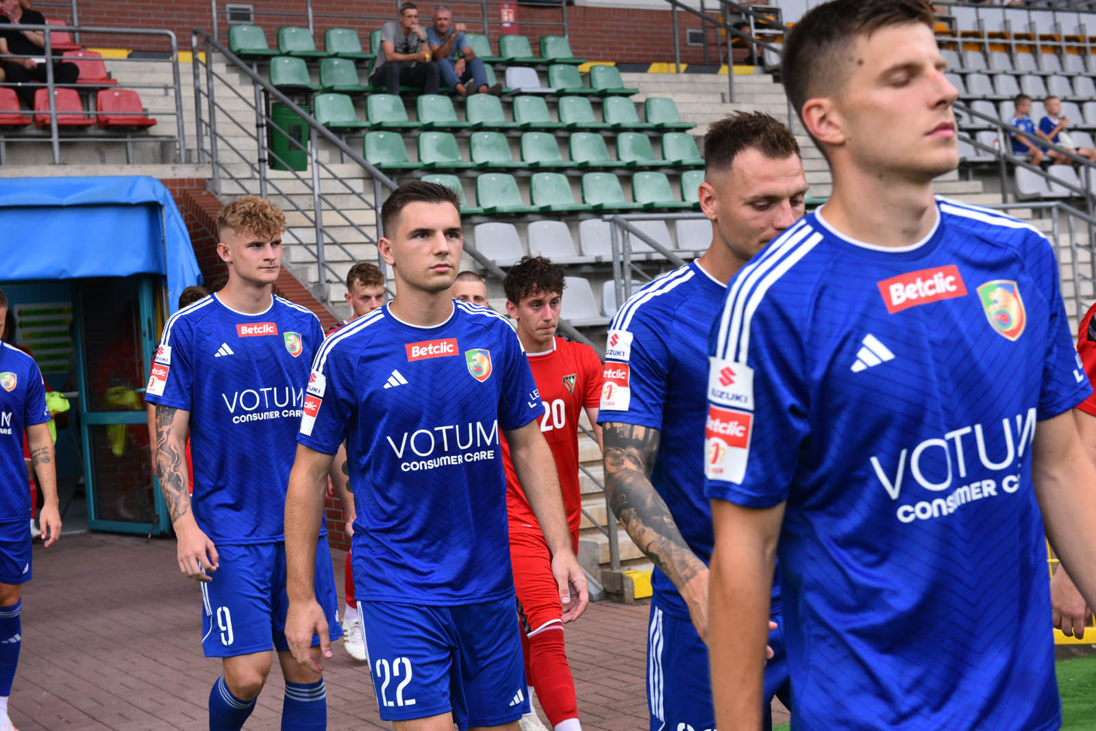 Miedź Legnica triumfuje w meczu po prezentacji
