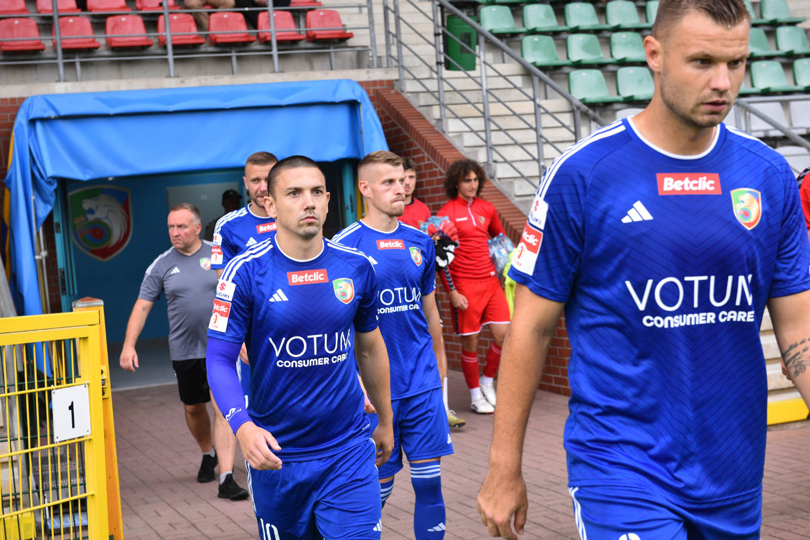 Miedź Legnica triumfuje w meczu po prezentacji

