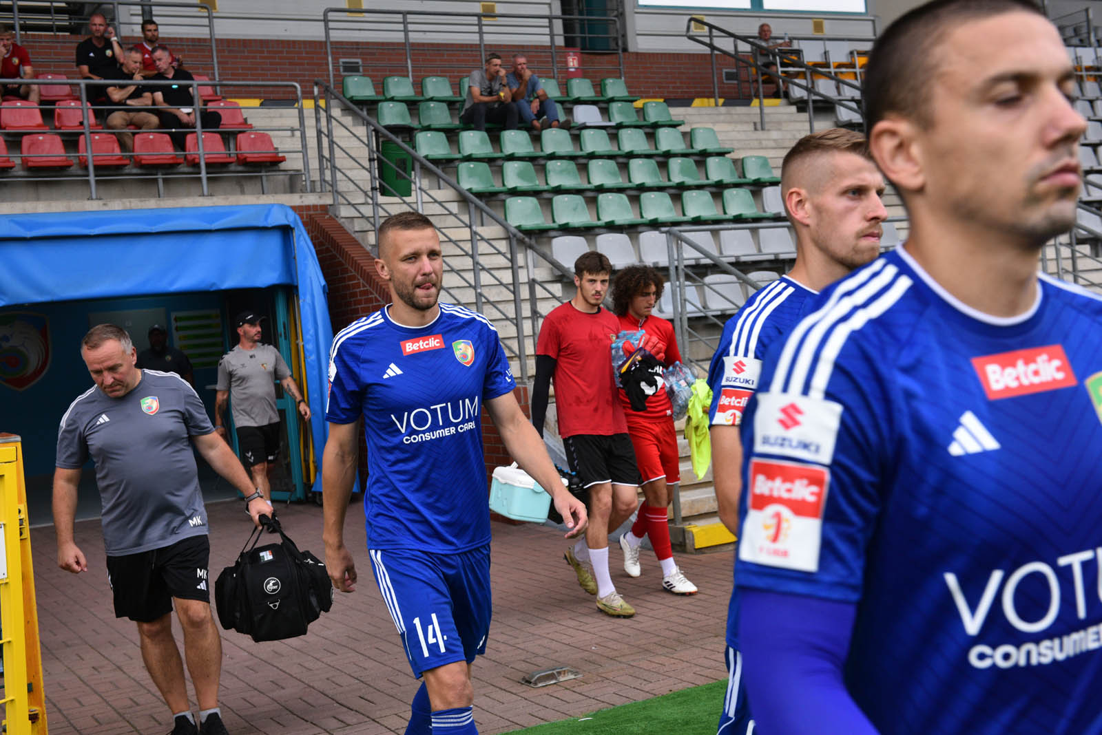 Miedź Legnica triumfuje w meczu po prezentacji

