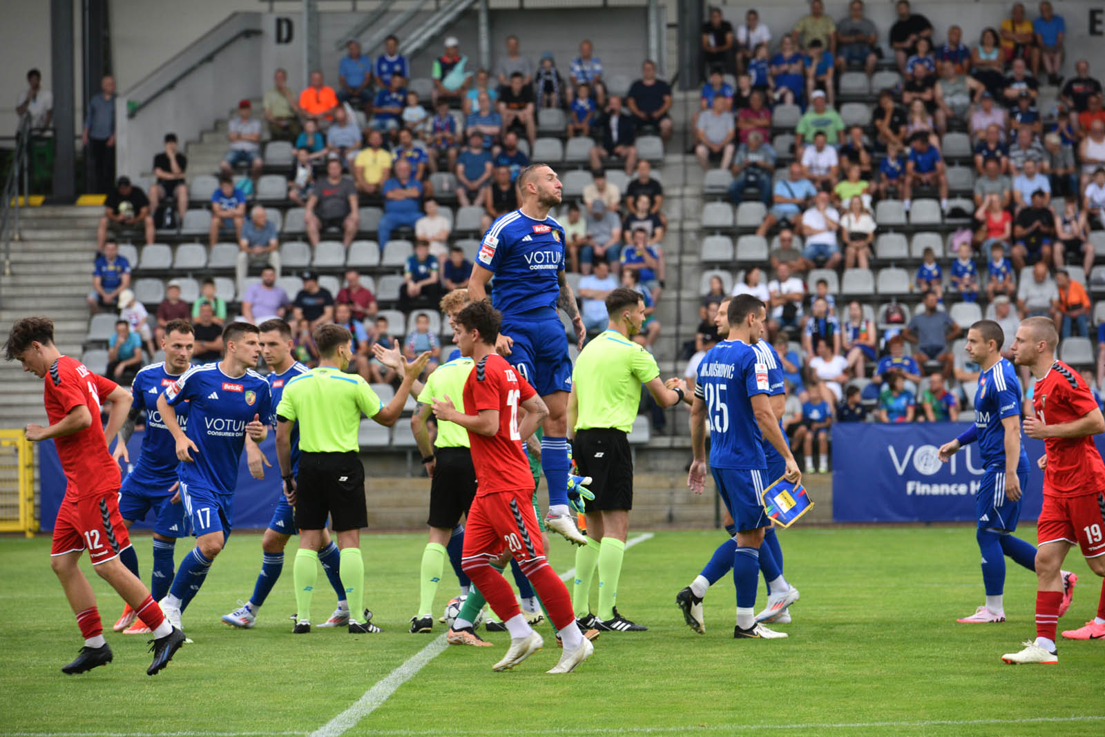Miedź Legnica triumfuje w meczu po prezentacji
