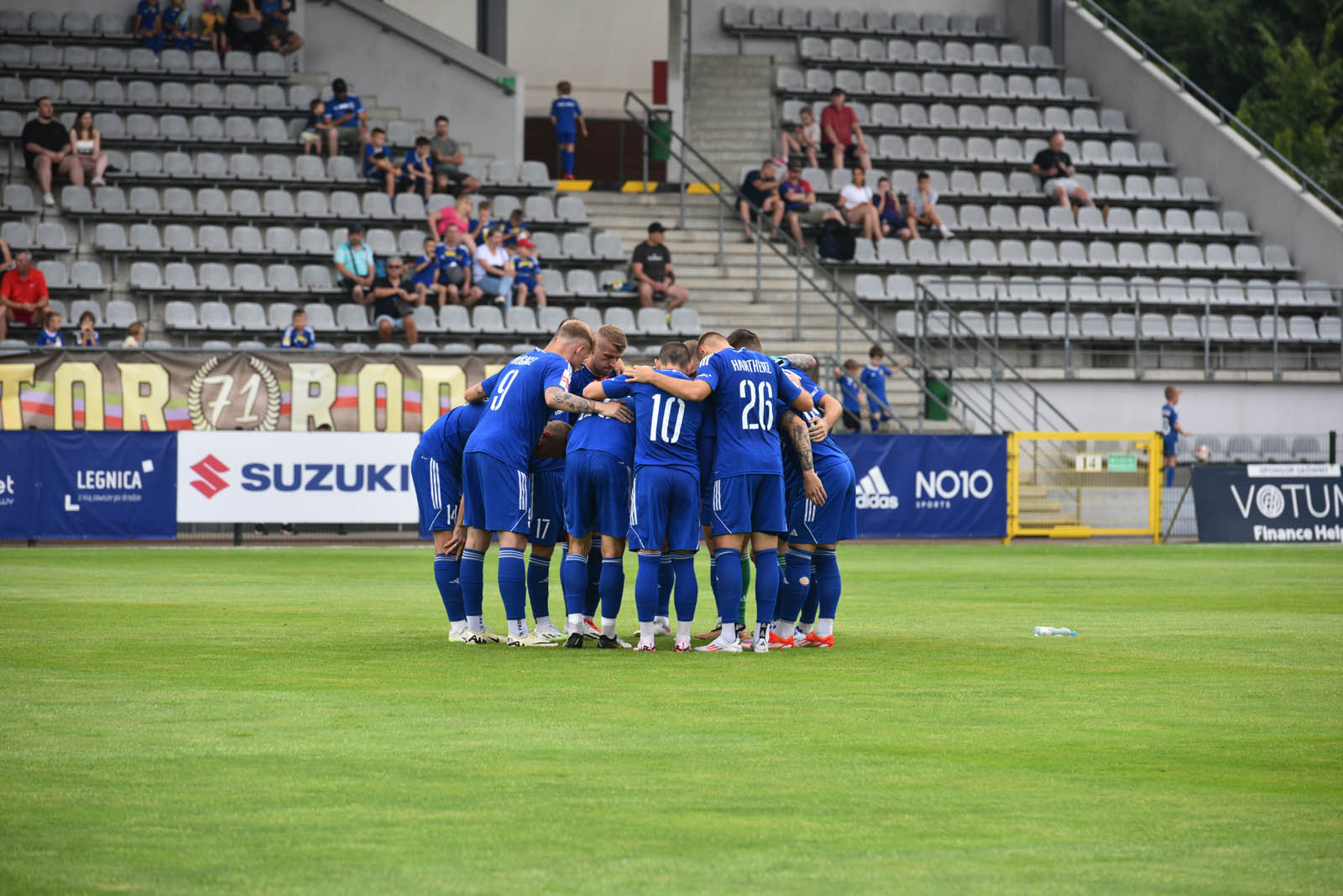 Miedź Legnica triumfuje w meczu po prezentacji
