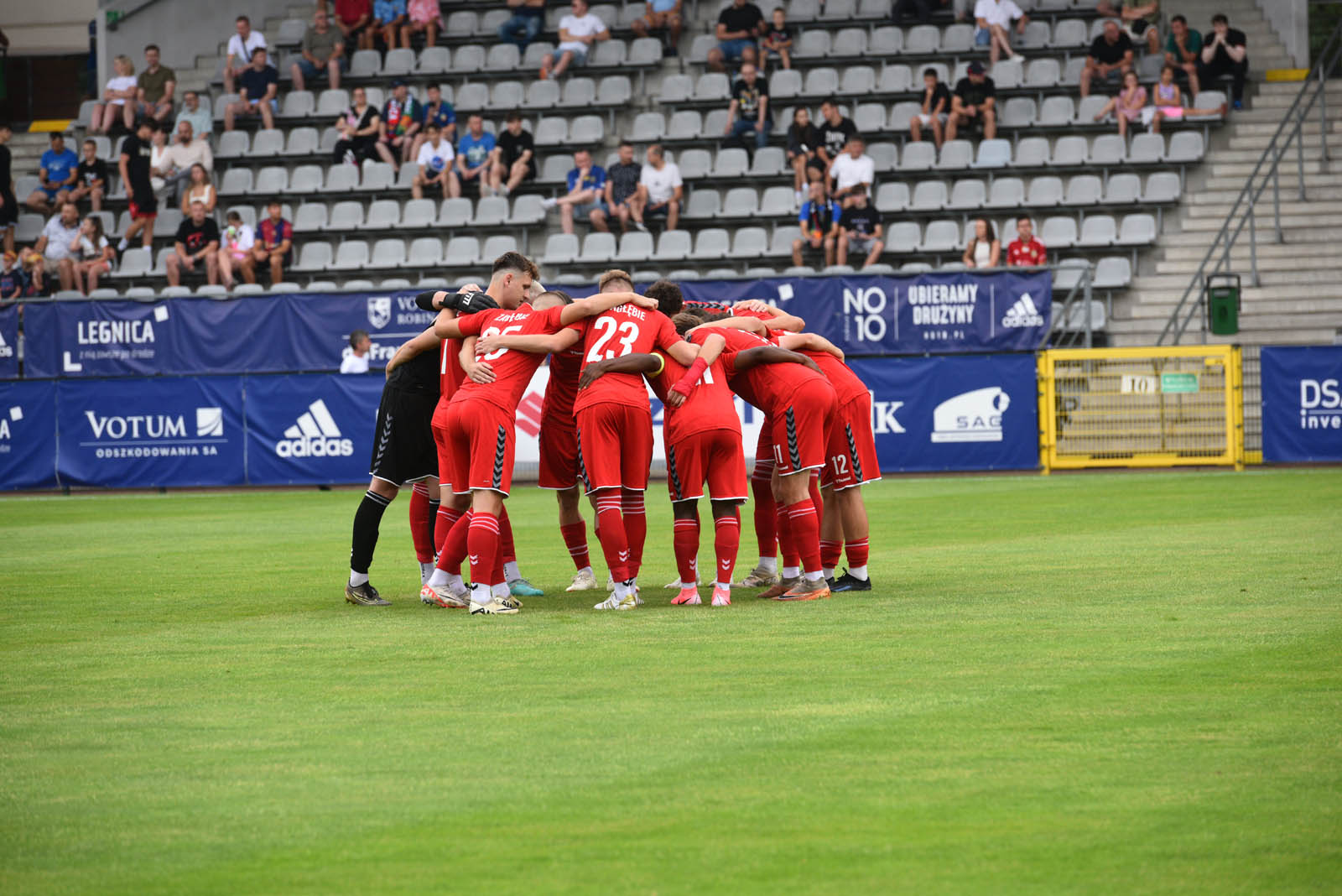 Miedź Legnica triumfuje w meczu po prezentacji
