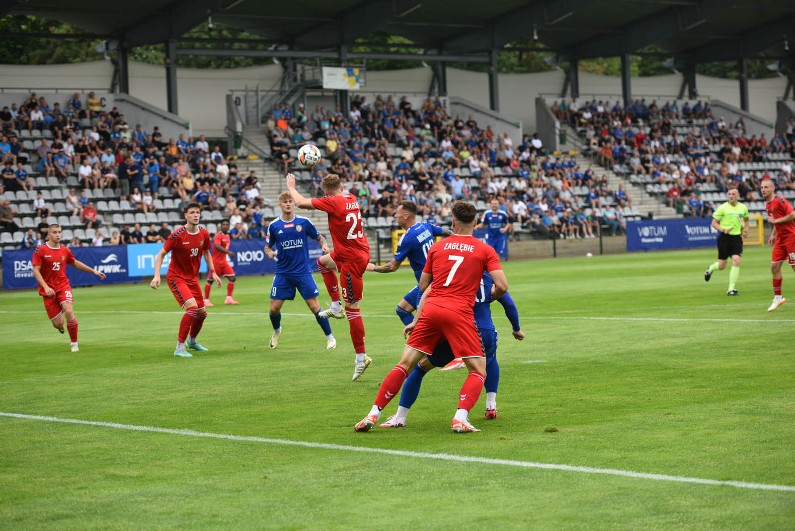 Miedź Legnica triumfuje w meczu po prezentacji
