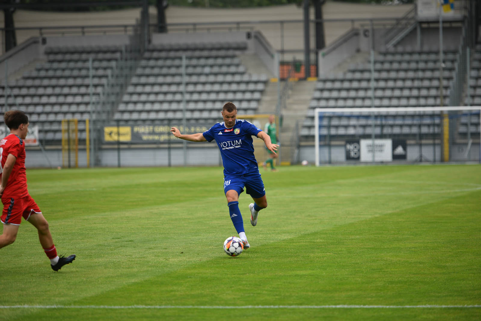Miedź Legnica triumfuje w meczu po prezentacji
