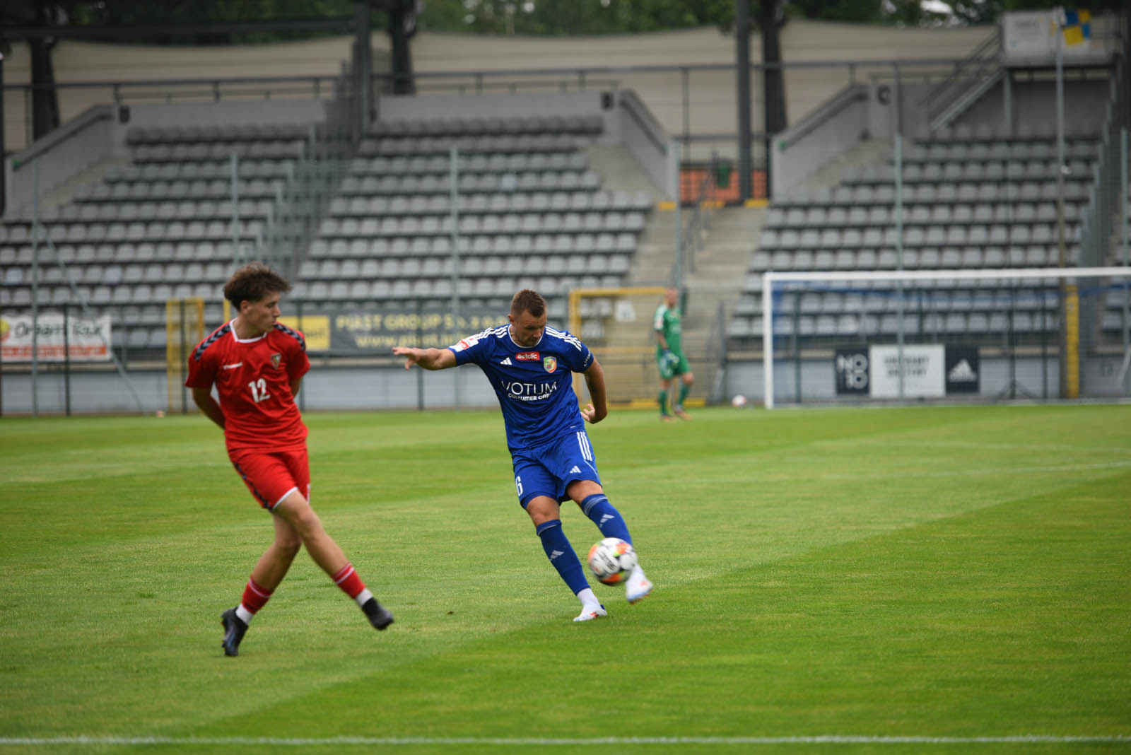 Miedź Legnica triumfuje w meczu po prezentacji

