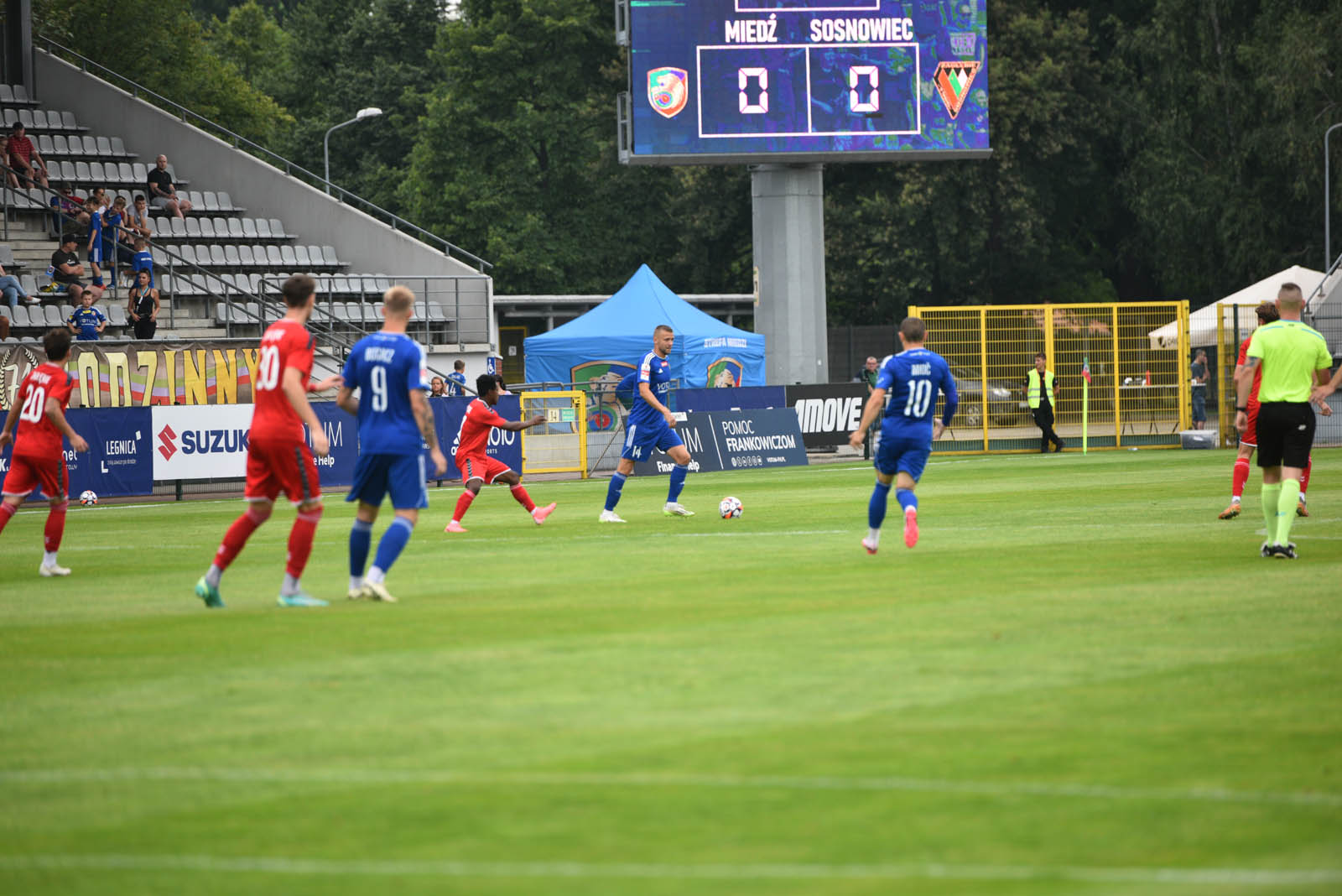 Miedź Legnica triumfuje w meczu po prezentacji
