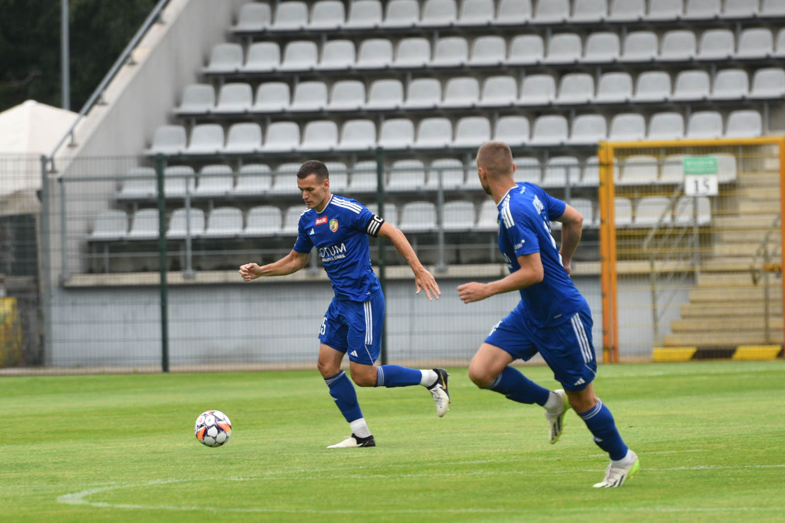 Miedź Legnica triumfuje w meczu po prezentacji
