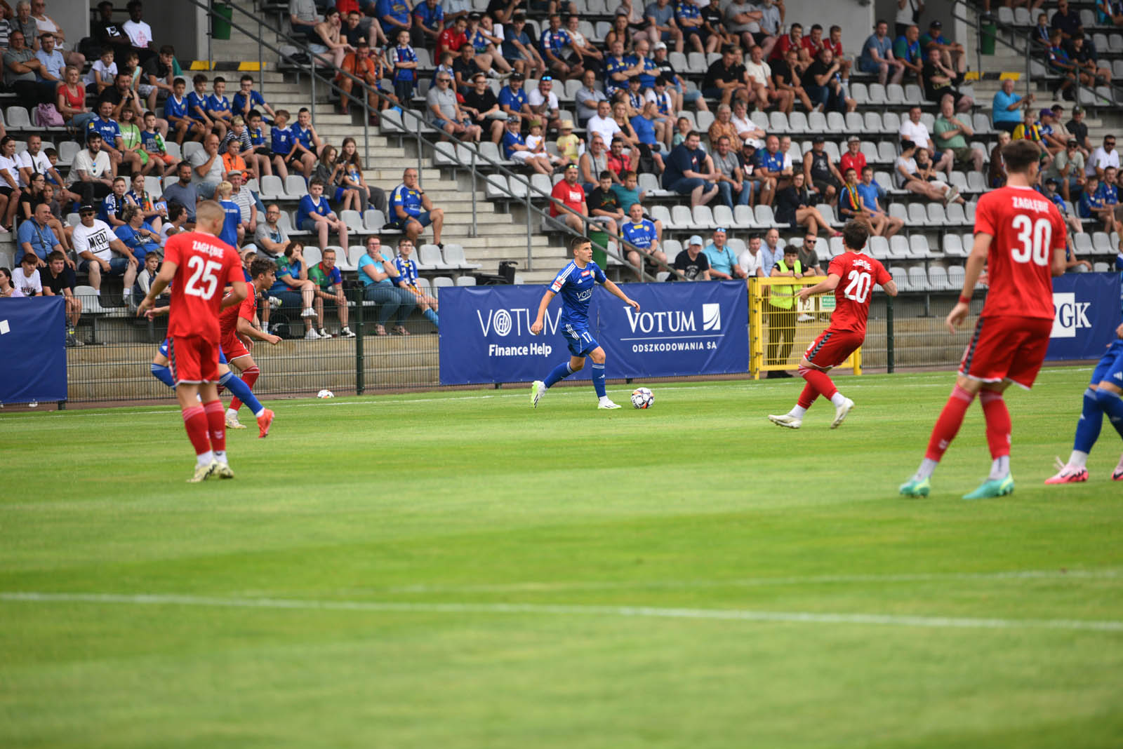 Miedź Legnica triumfuje w meczu po prezentacji
