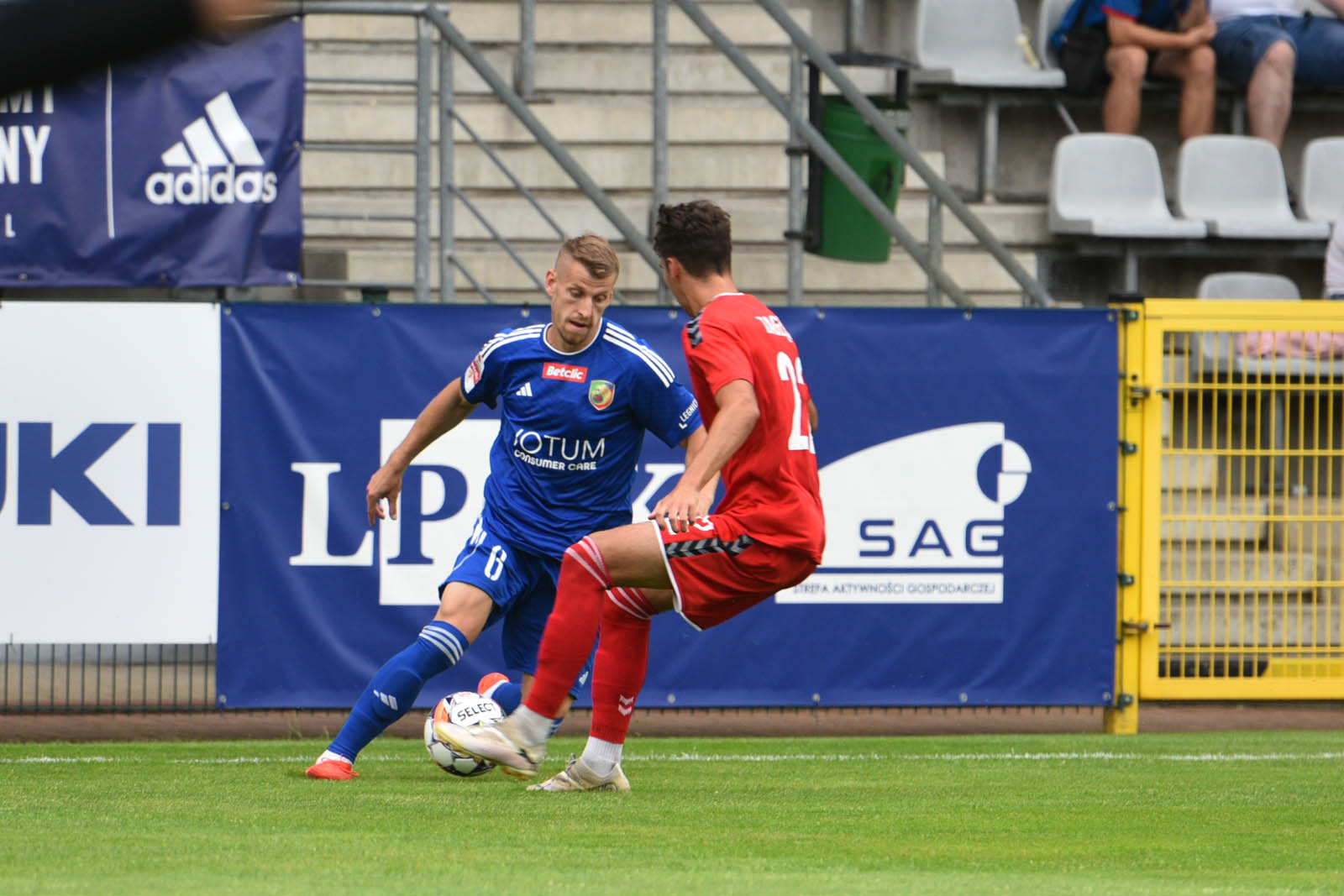 Miedź Legnica triumfuje w meczu po prezentacji
