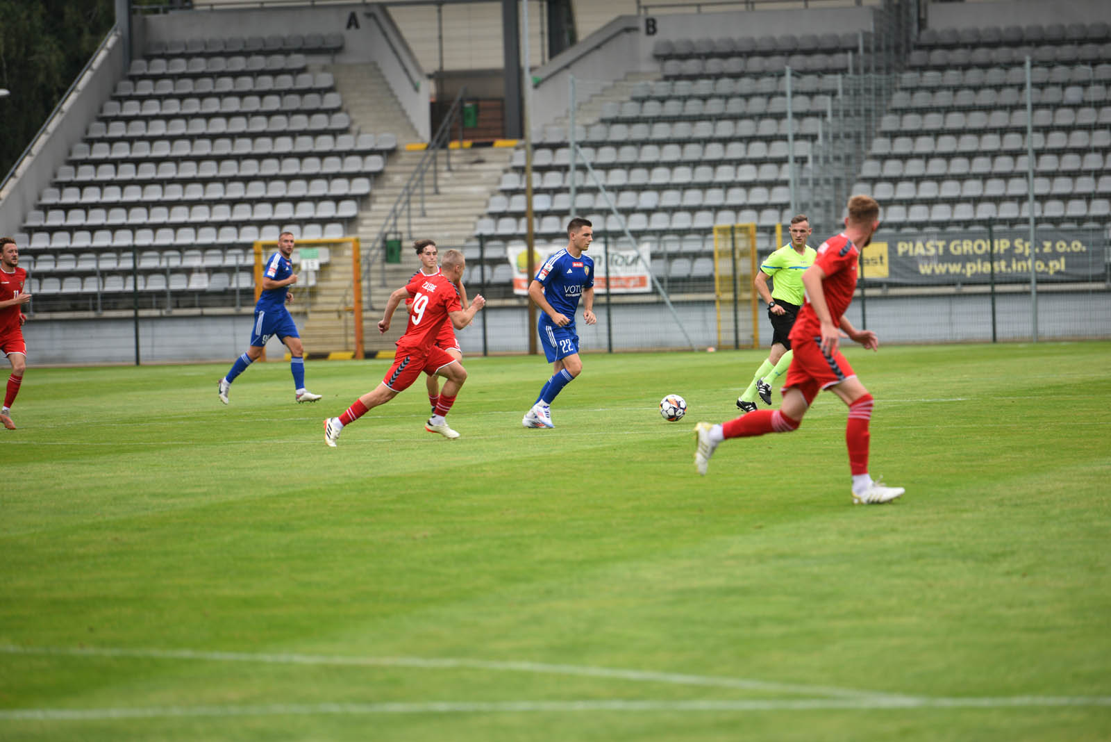 Miedź Legnica triumfuje w meczu po prezentacji
