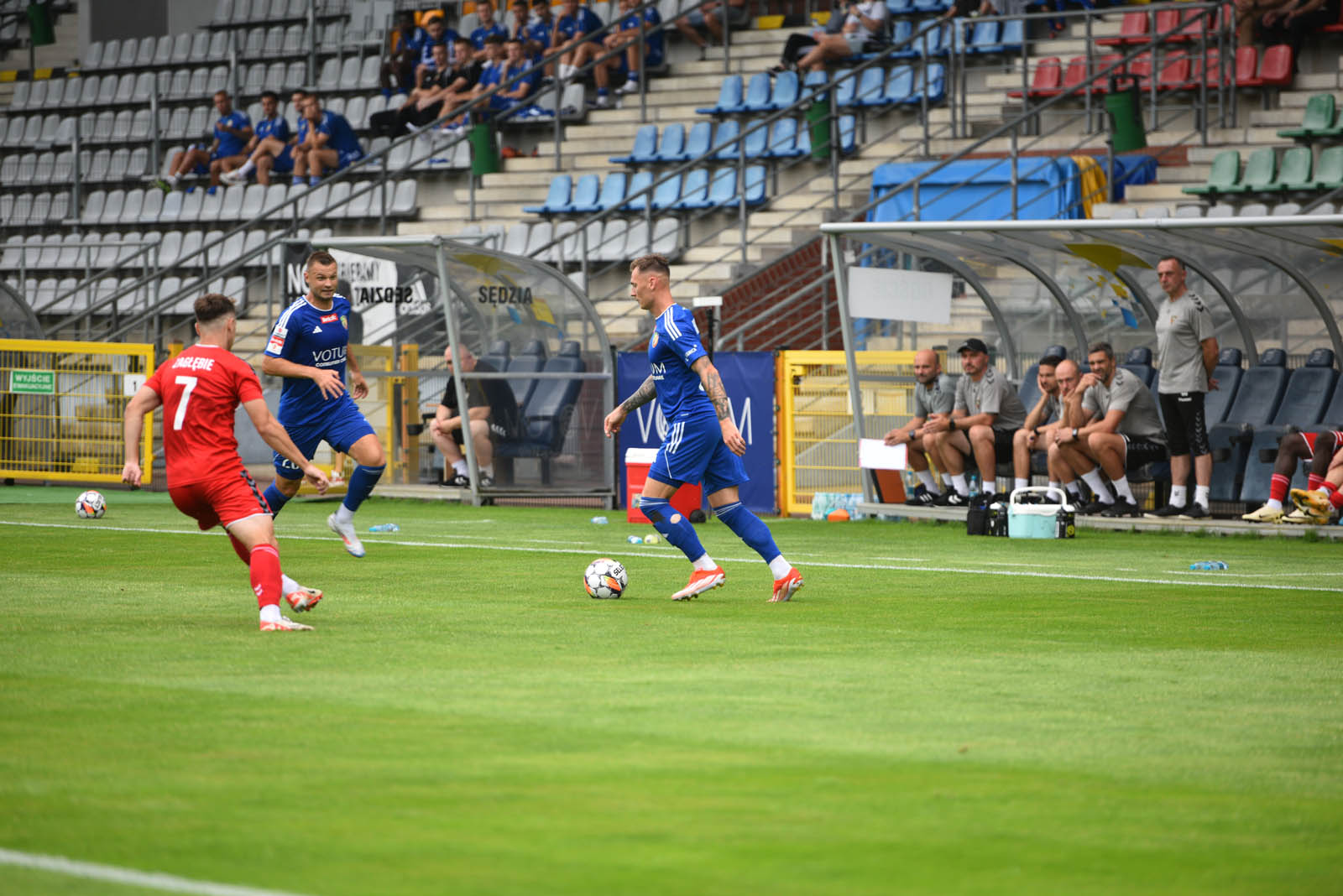 Miedź Legnica triumfuje w meczu po prezentacji
