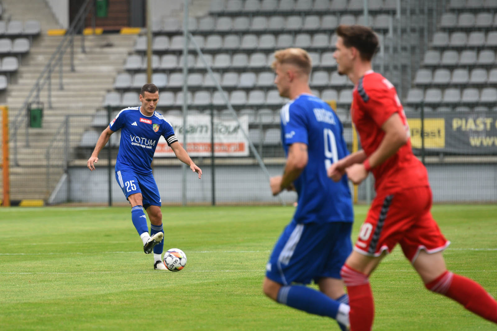 Miedź Legnica triumfuje w meczu po prezentacji
