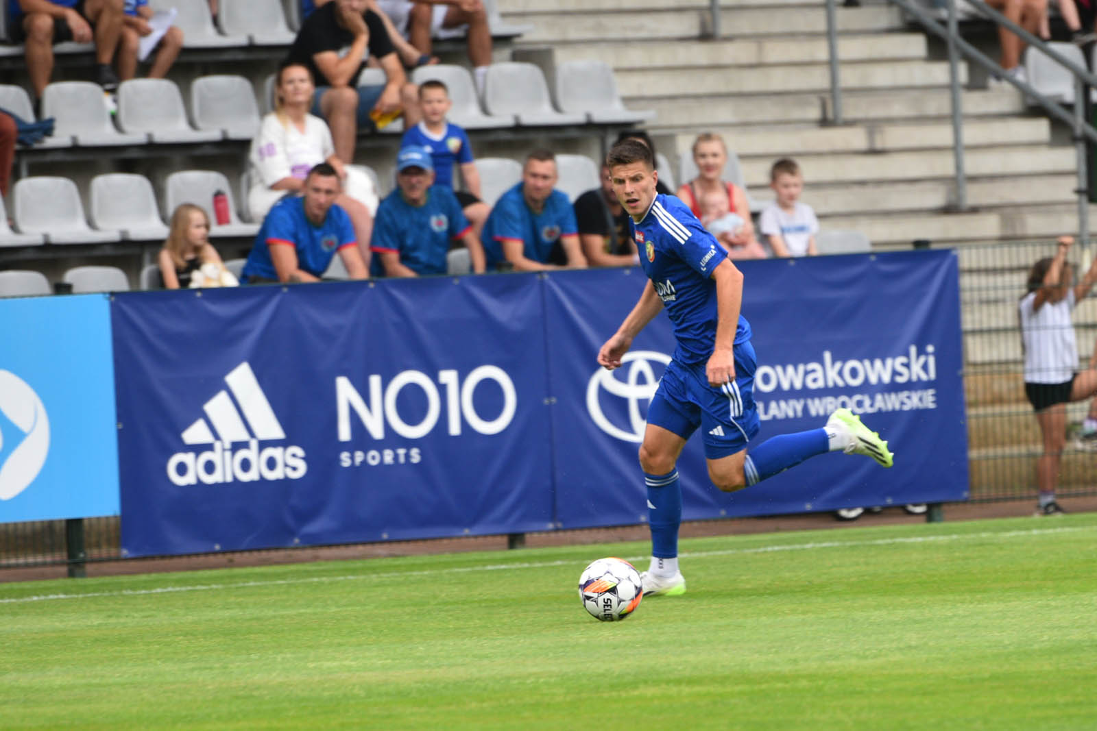 Miedź Legnica triumfuje w meczu po prezentacji
