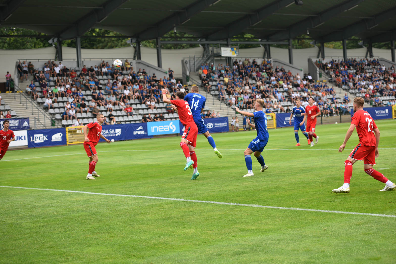 Miedź Legnica triumfuje w meczu po prezentacji
