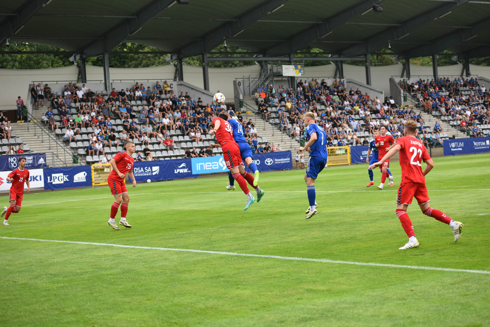 Miedź Legnica triumfuje w meczu po prezentacji

