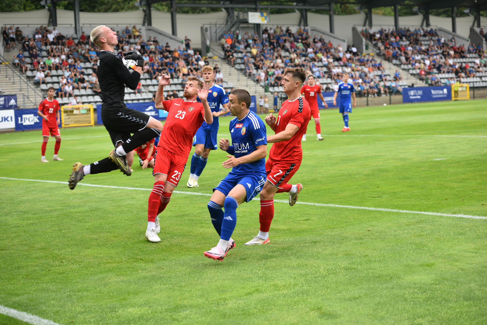 Miedź Legnica triumfuje w meczu po prezentacji
