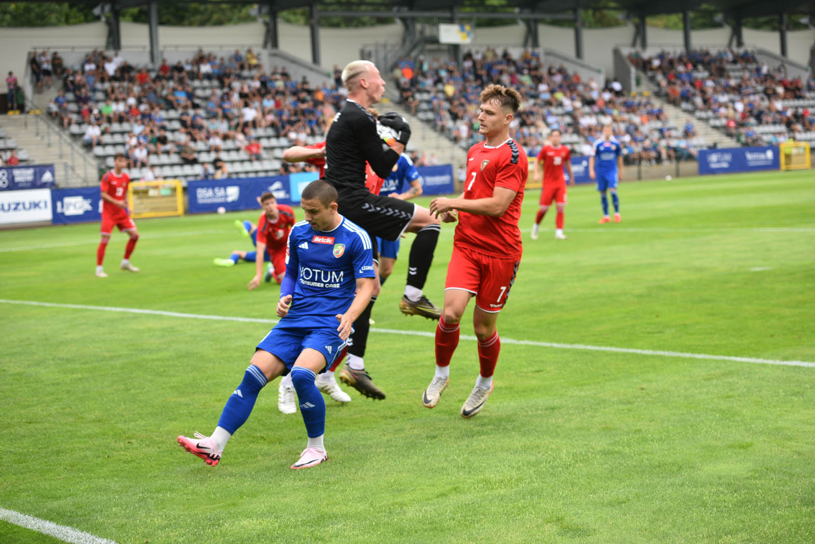 Miedź Legnica triumfuje w meczu po prezentacji
