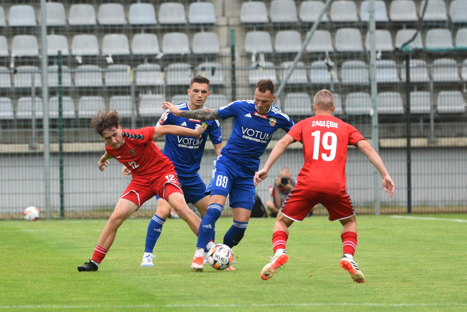 Miedź Legnica triumfuje w meczu po prezentacji
