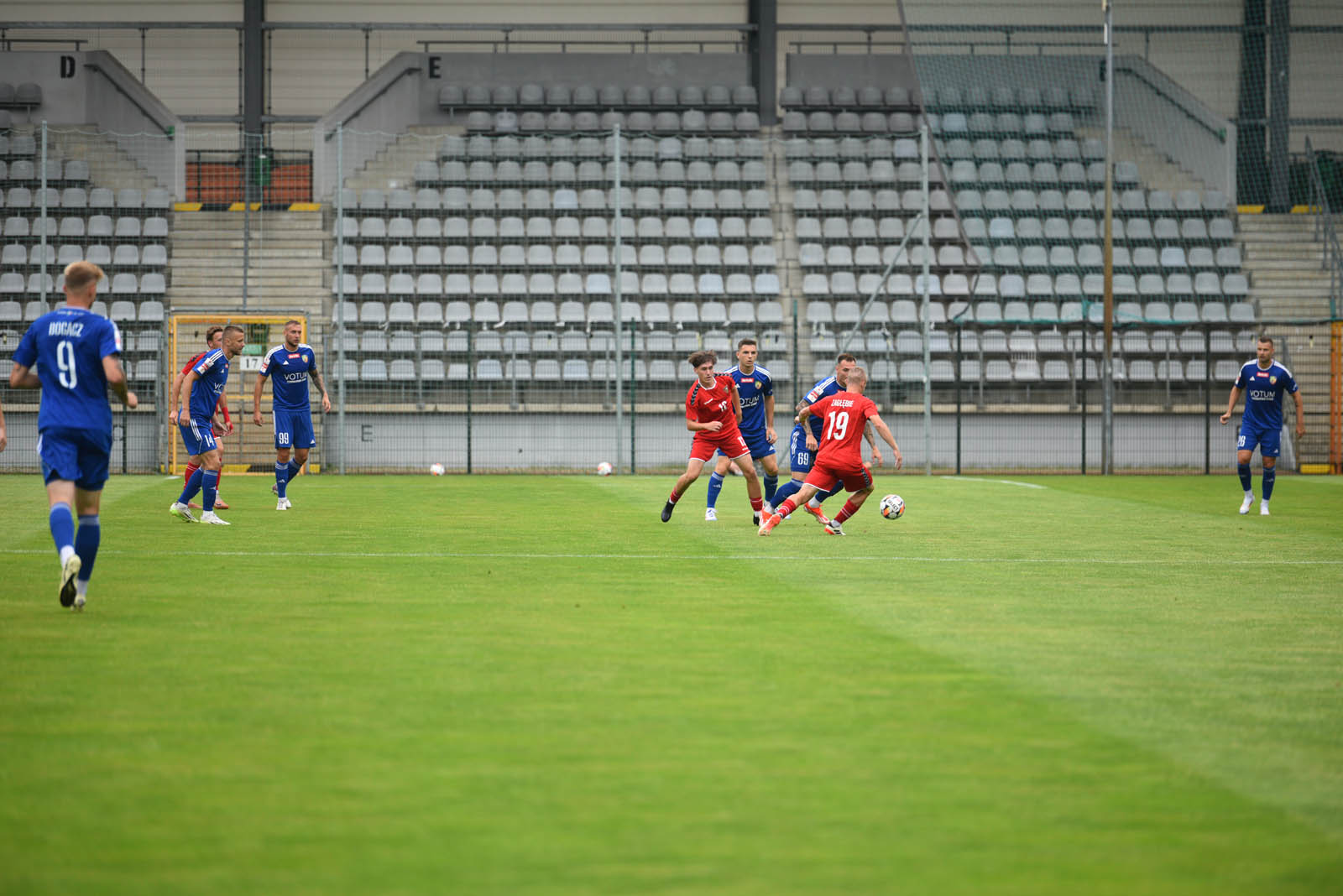 Miedź Legnica triumfuje w meczu po prezentacji
