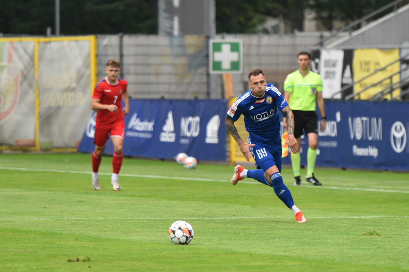 Miedź Legnica triumfuje w meczu po prezentacji
