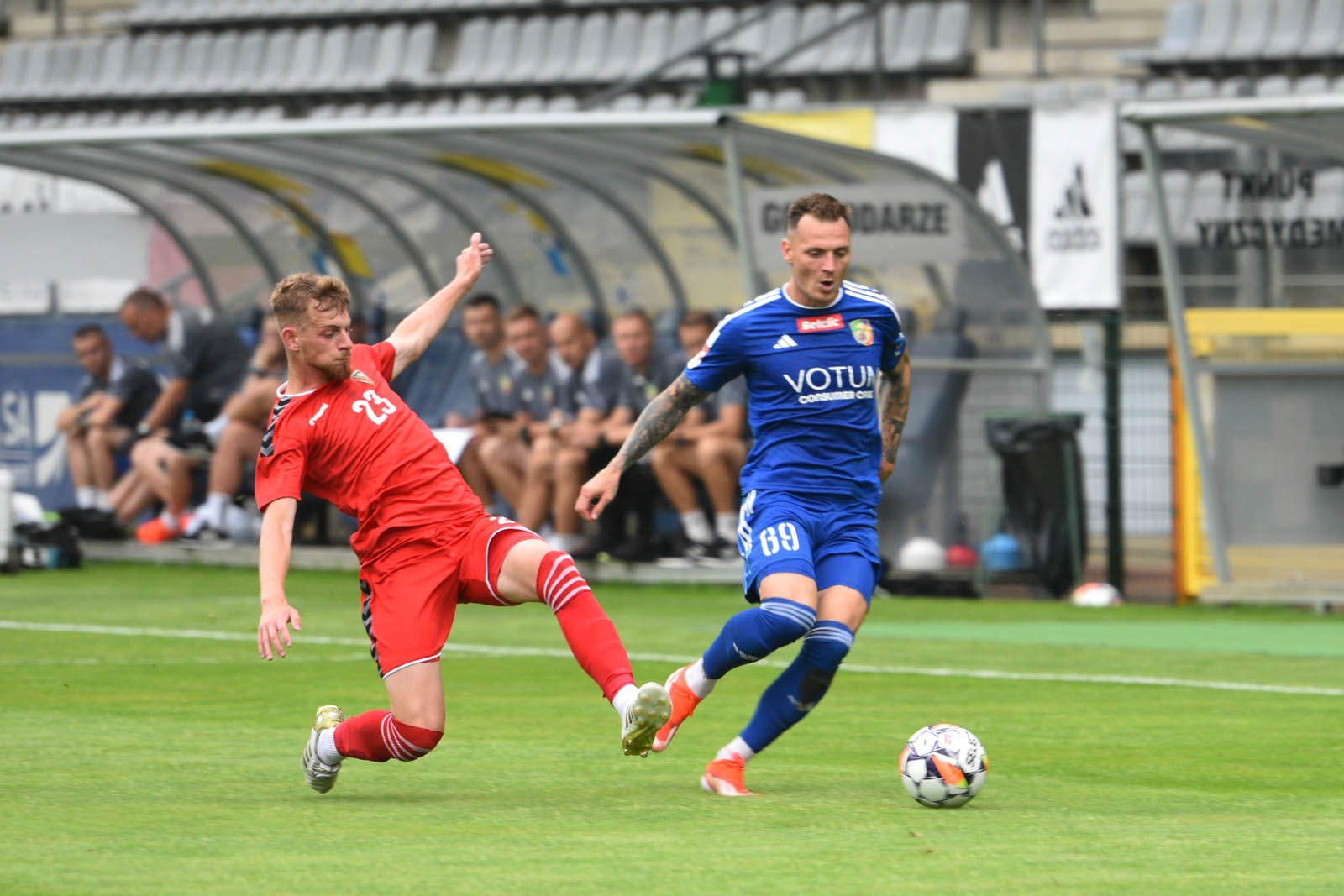 Miedź Legnica triumfuje w meczu po prezentacji
