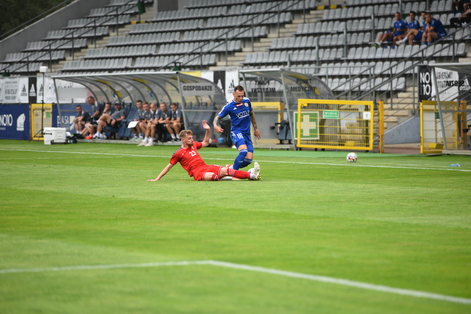 Miedź Legnica triumfuje w meczu po prezentacji
