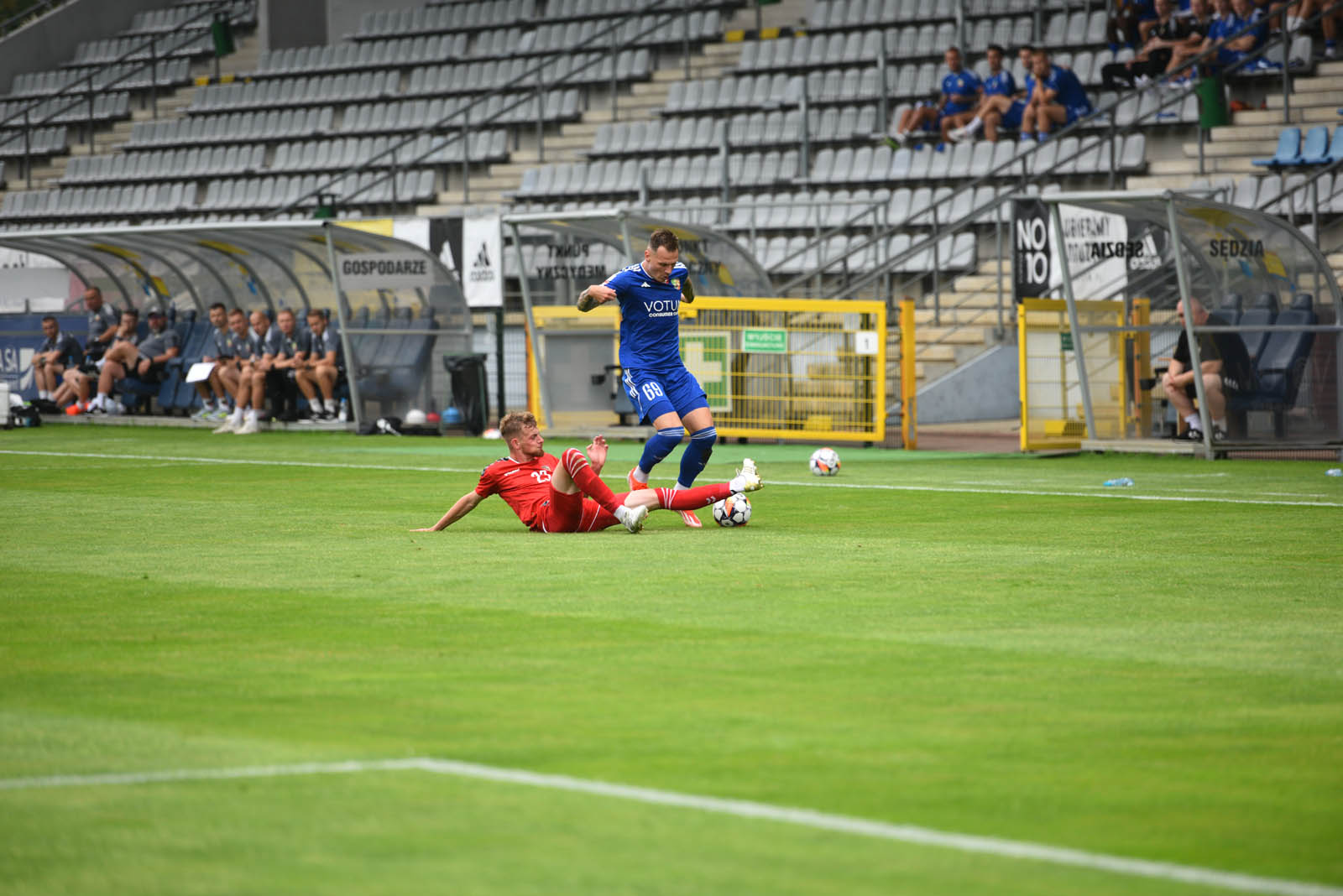Miedź Legnica triumfuje w meczu po prezentacji
