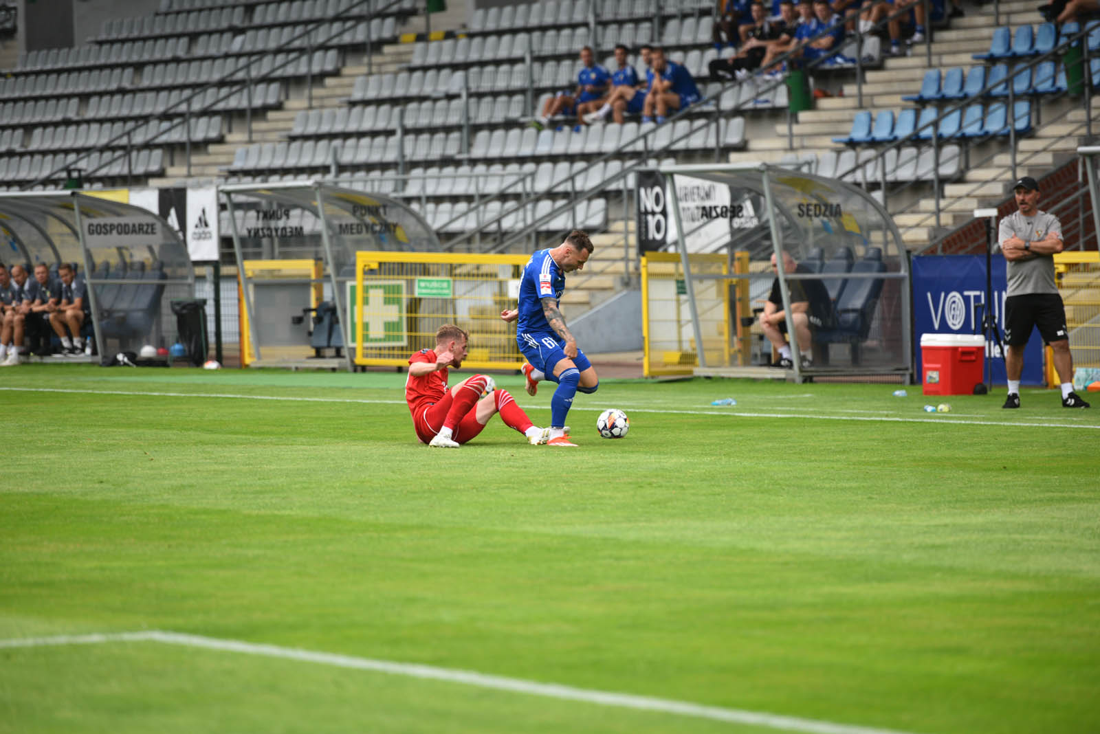 Miedź Legnica triumfuje w meczu po prezentacji
