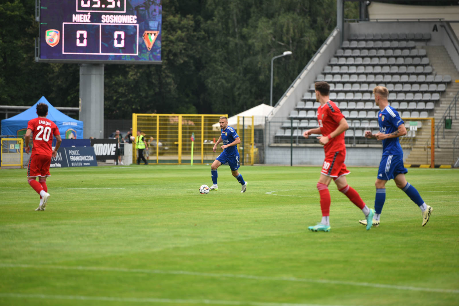 Miedź Legnica triumfuje w meczu po prezentacji
