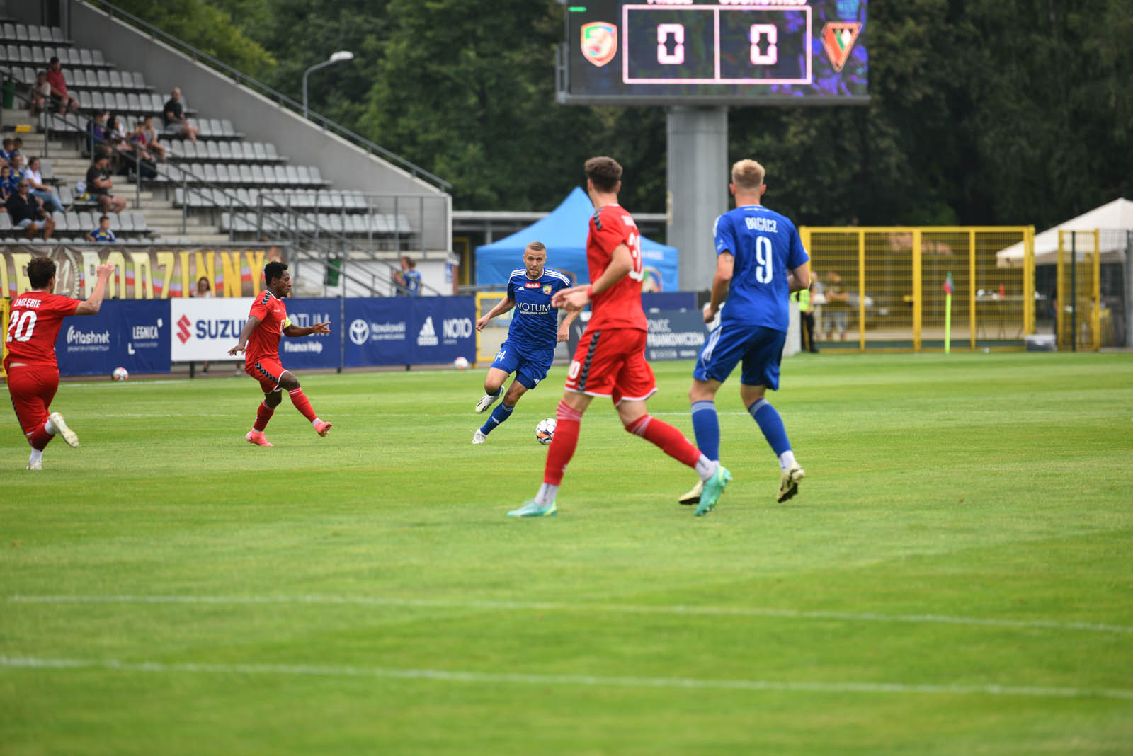 Miedź Legnica triumfuje w meczu po prezentacji
