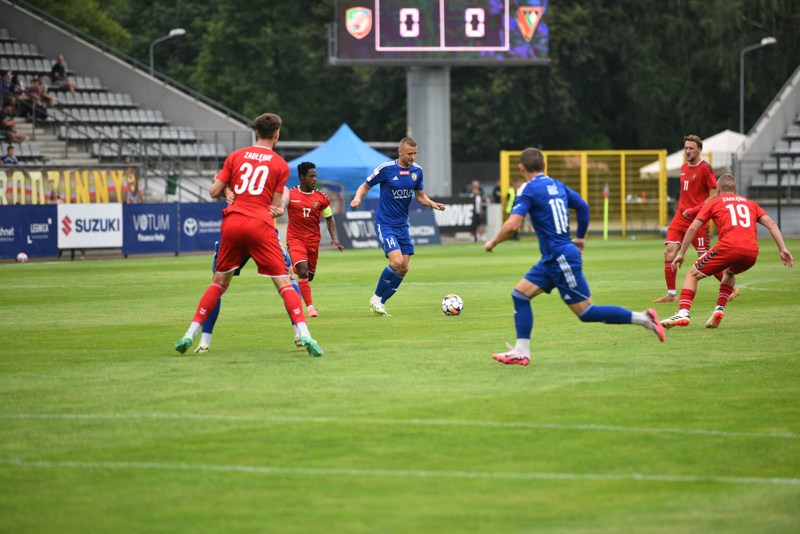 Miedź Legnica triumfuje w meczu po prezentacji
