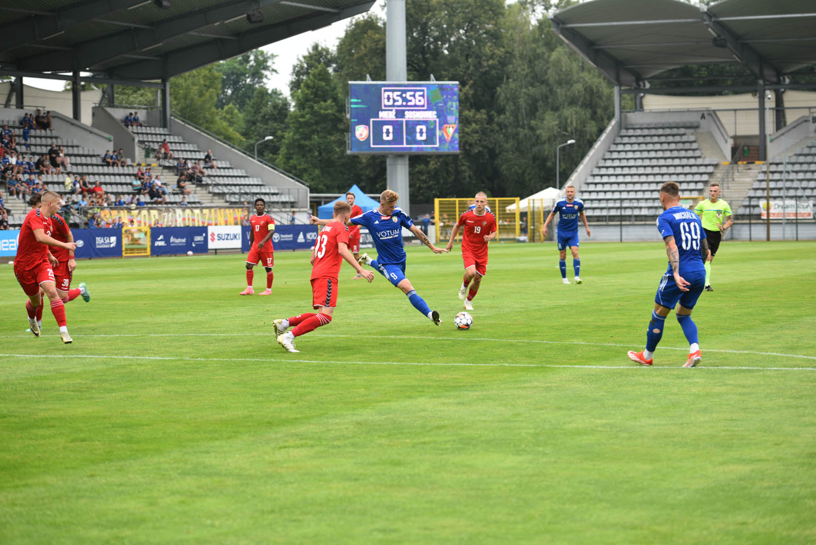 Miedź Legnica triumfuje w meczu po prezentacji
