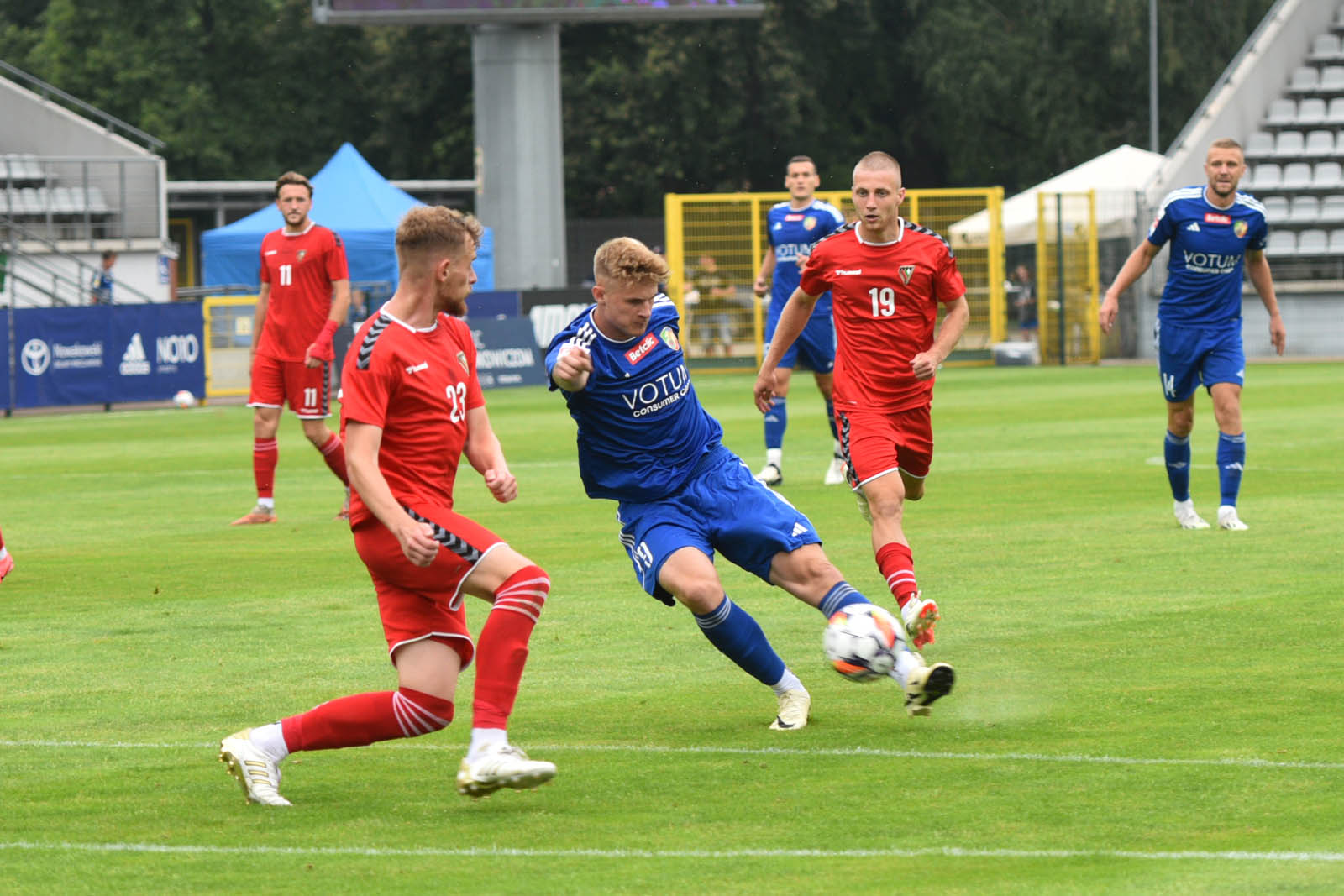 Miedź Legnica triumfuje w meczu po prezentacji
