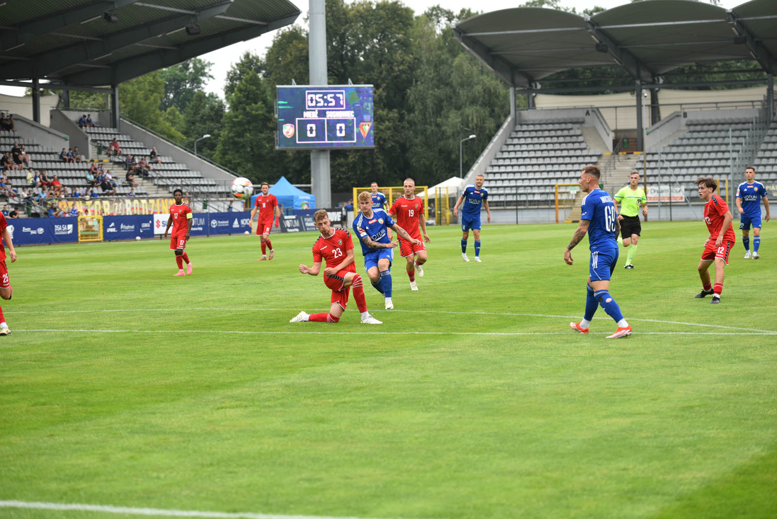 Miedź Legnica triumfuje w meczu po prezentacji
