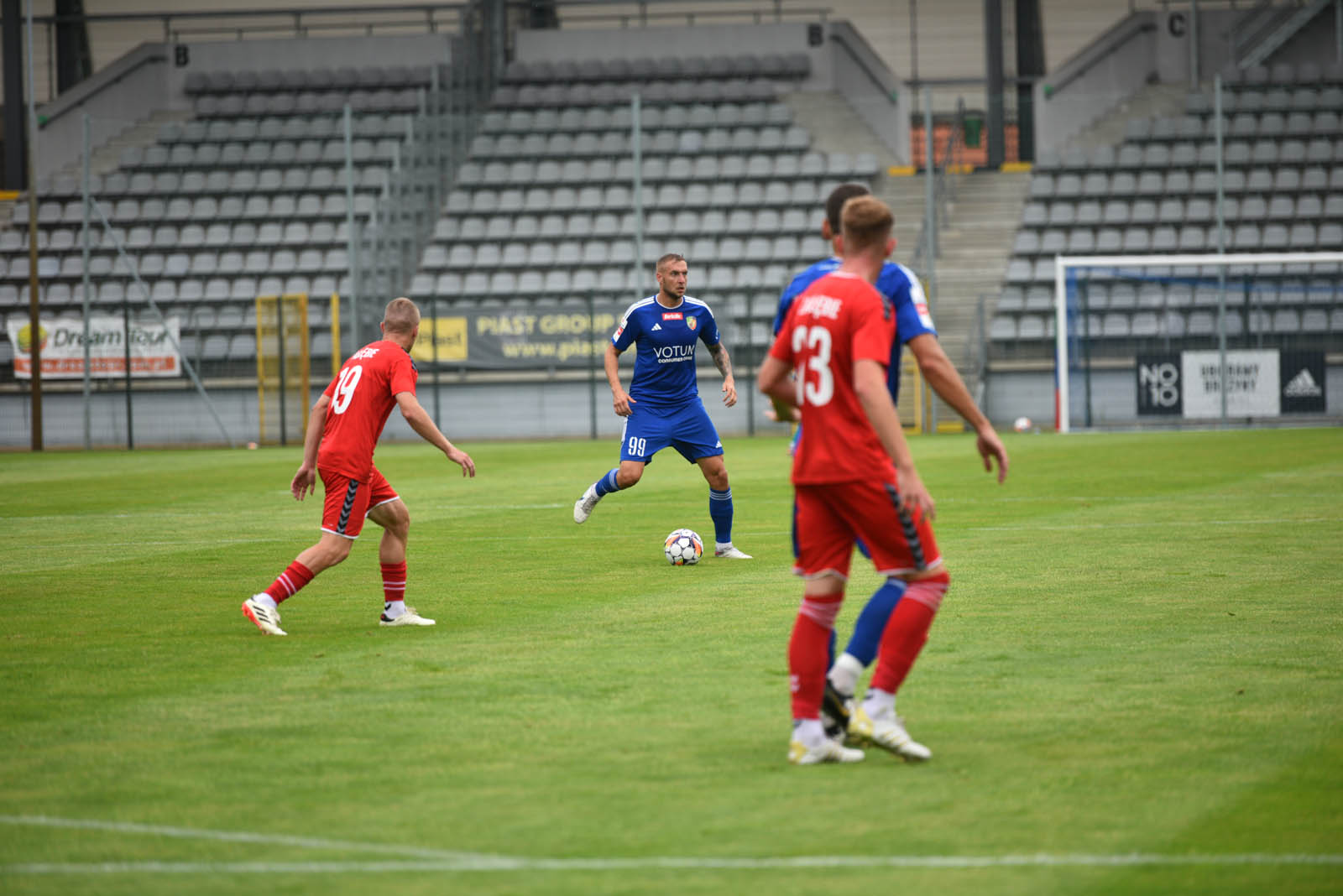 Miedź Legnica triumfuje w meczu po prezentacji
