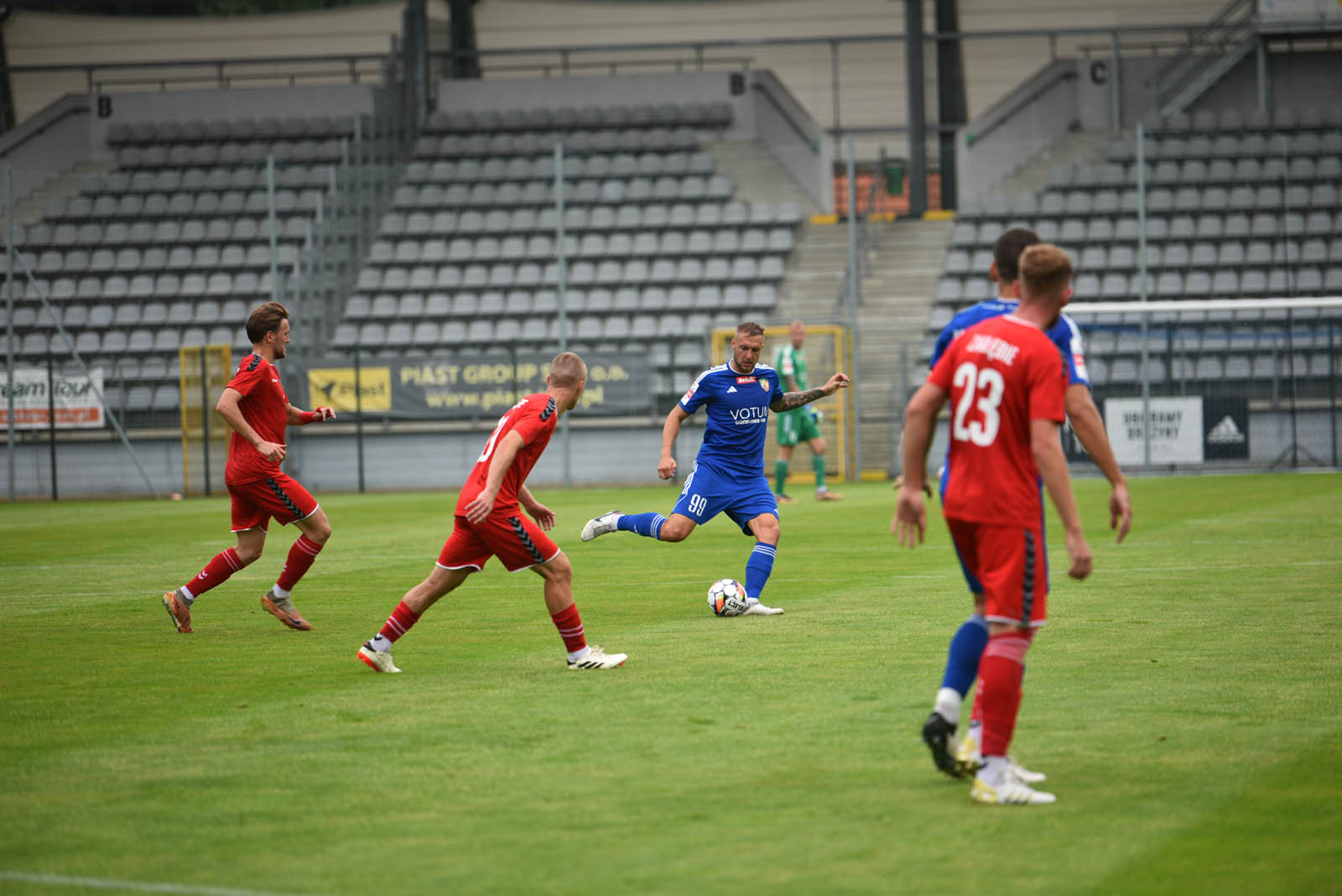 Miedź Legnica triumfuje w meczu po prezentacji
