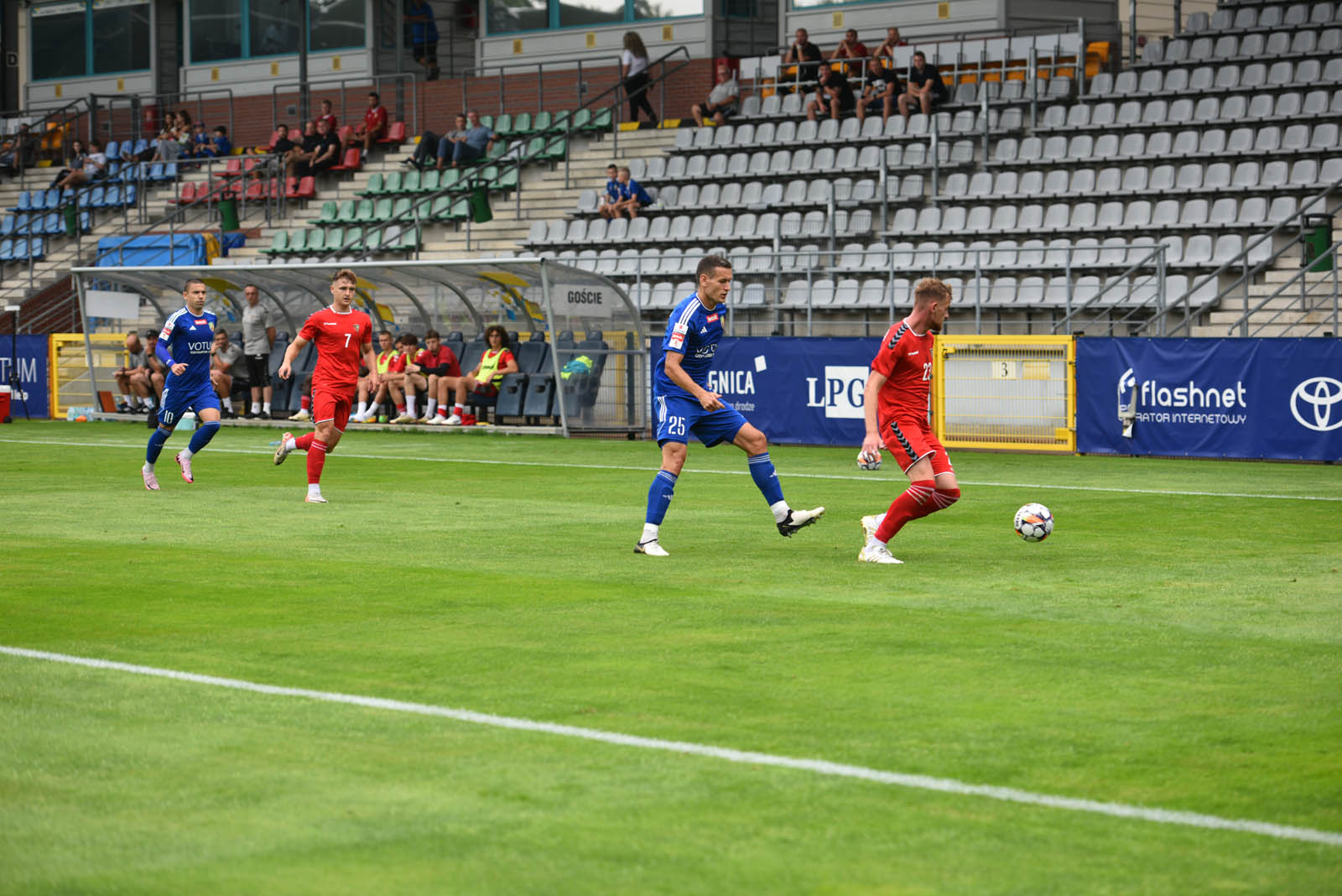 Miedź Legnica triumfuje w meczu po prezentacji
