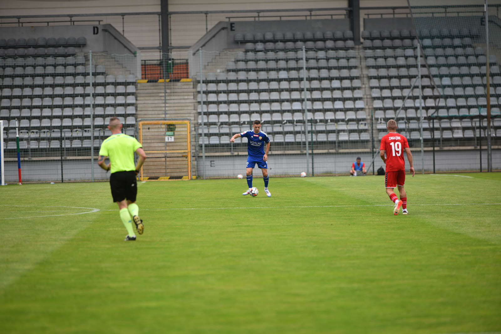 Miedź Legnica triumfuje w meczu po prezentacji
