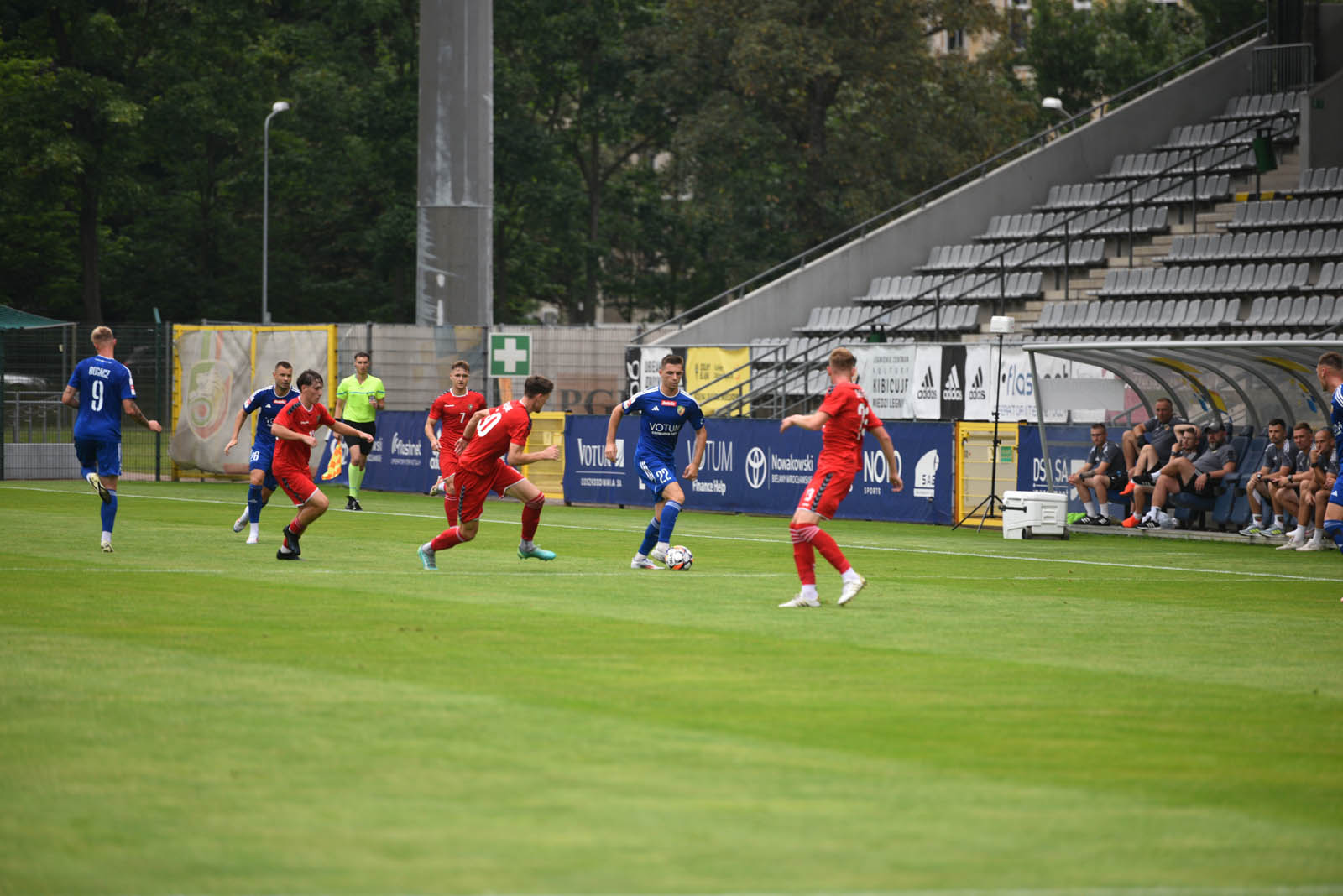Miedź Legnica triumfuje w meczu po prezentacji
