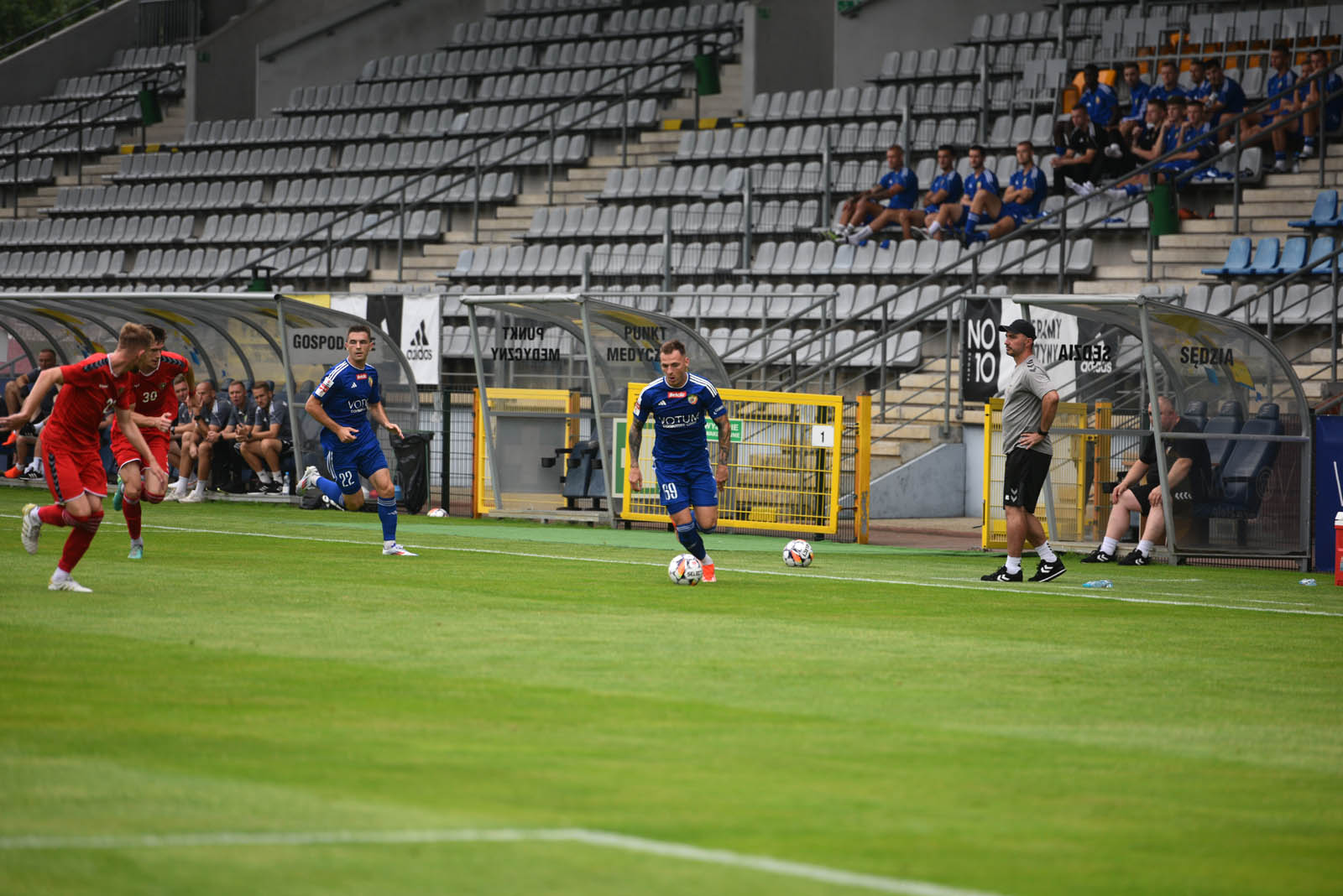 Miedź Legnica triumfuje w meczu po prezentacji
