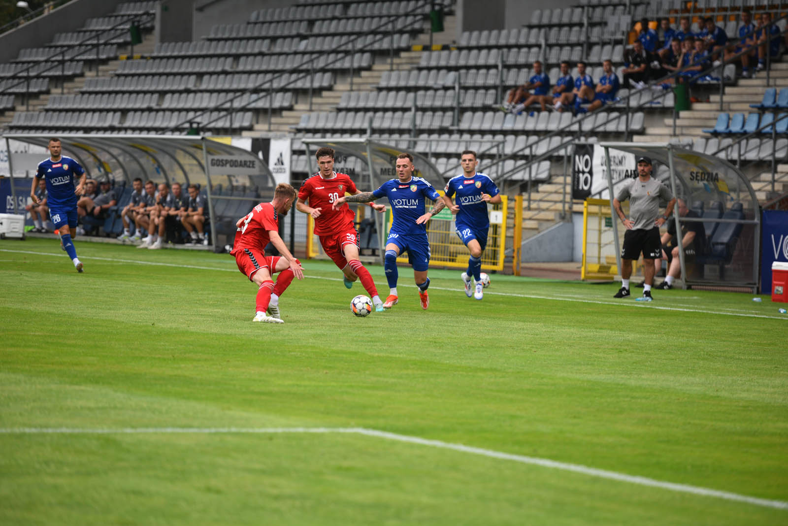 Miedź Legnica triumfuje w meczu po prezentacji
