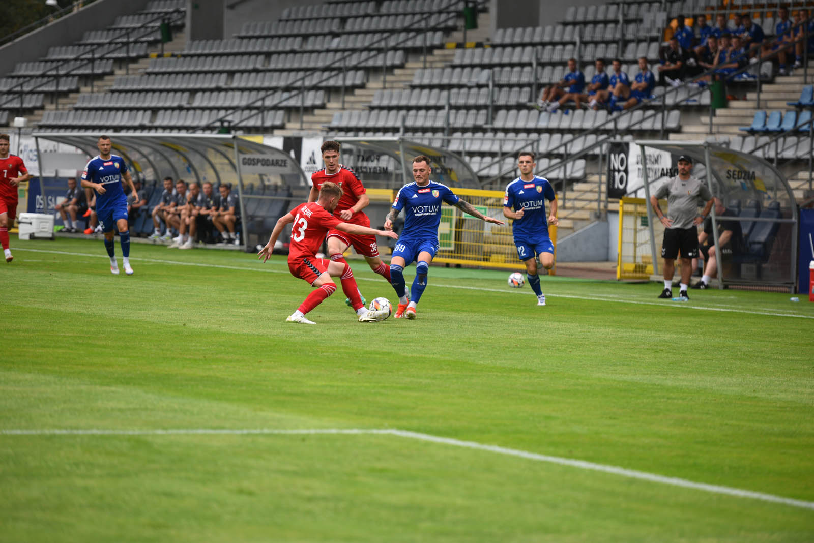 Miedź Legnica triumfuje w meczu po prezentacji
