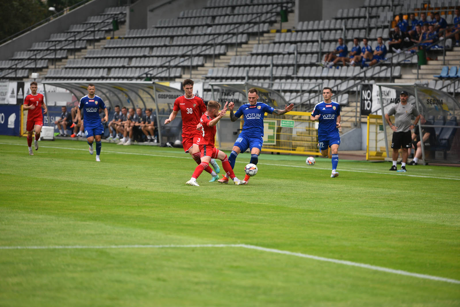 Miedź Legnica triumfuje w meczu po prezentacji
