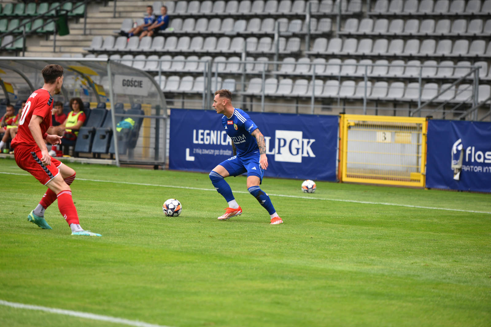 Miedź Legnica triumfuje w meczu po prezentacji
