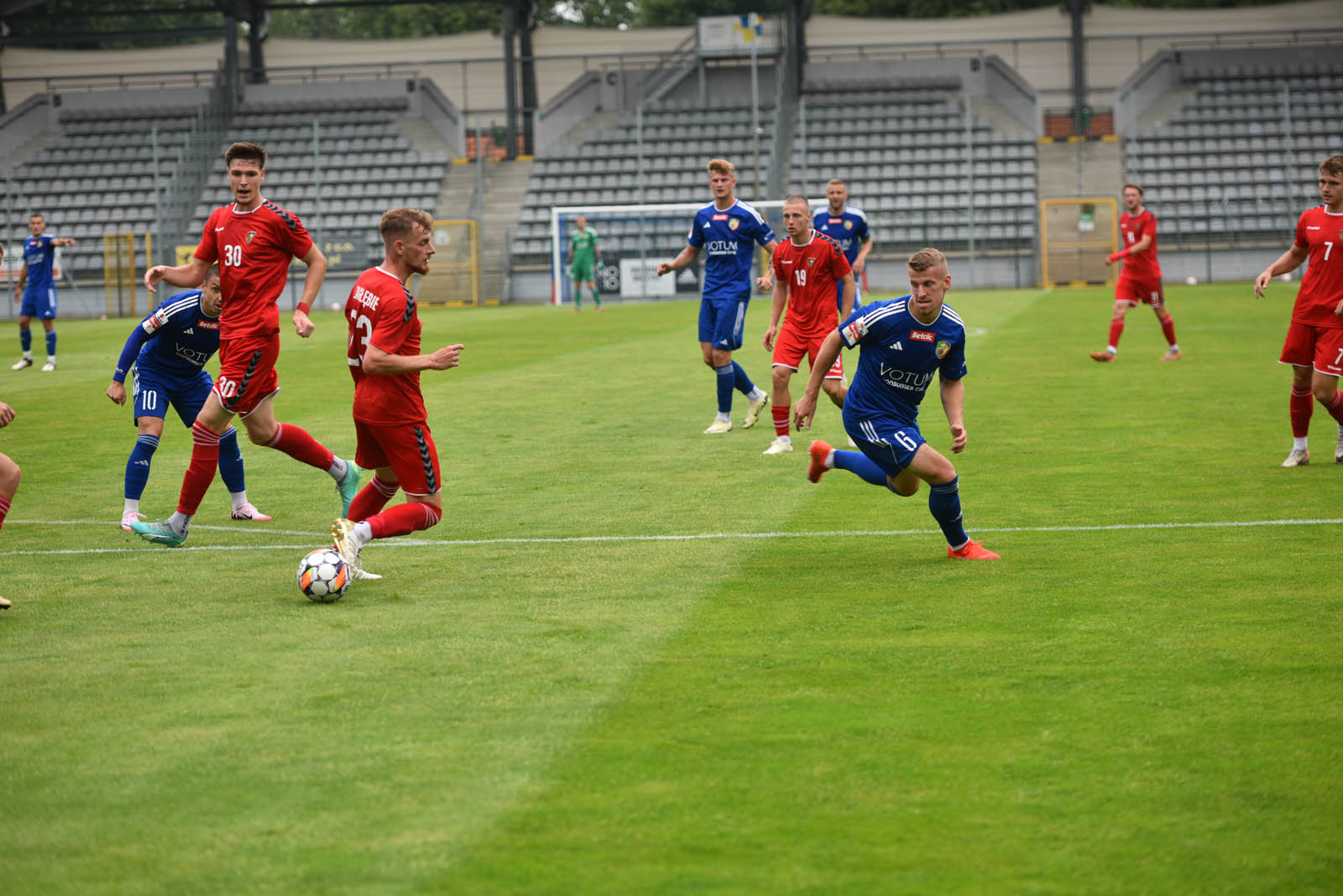 Miedź Legnica triumfuje w meczu po prezentacji
