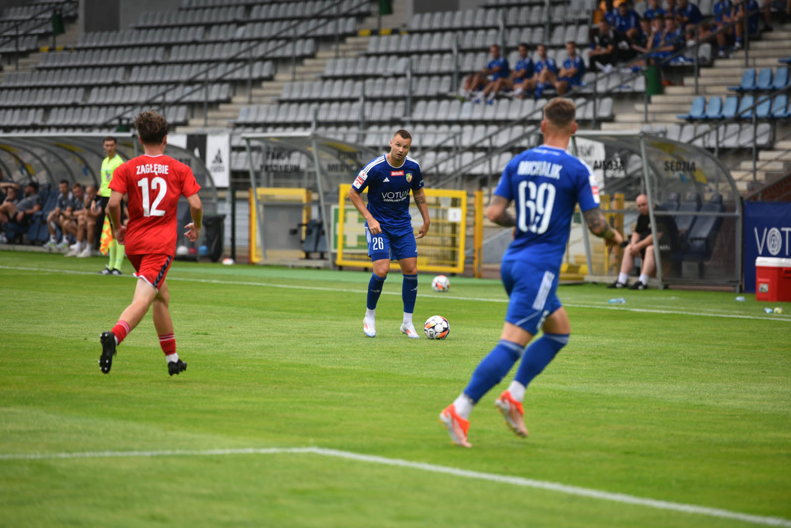 Miedź Legnica triumfuje w meczu po prezentacji

